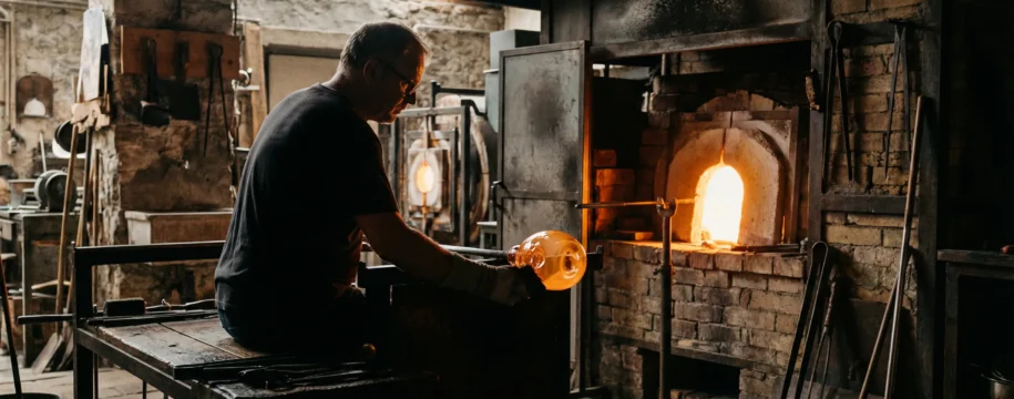 Maître verrier travaillant la paraison en atelier de verrerie